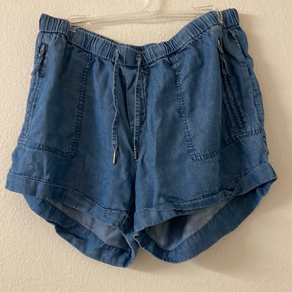 Light blue shorts with zipper pockets size large